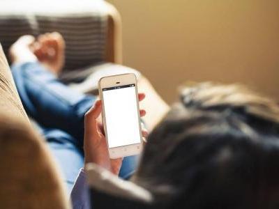 躺著玩手機導致多種眼睛問題