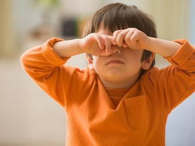 寶寶為什么揉眼睛？只是困了那么簡單嗎？