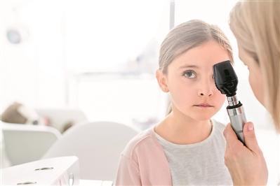 為什么孩子歪著頭看東西？