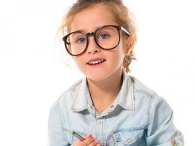 遠(yuǎn)視眼有哪些癥狀？及時發(fā)現(xiàn)青少年兒童遠(yuǎn)視眼