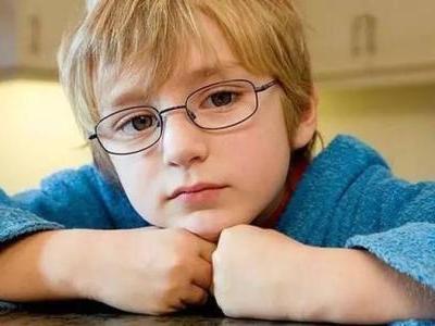 長期戴眼鏡導致眼睛變形怎么辦？