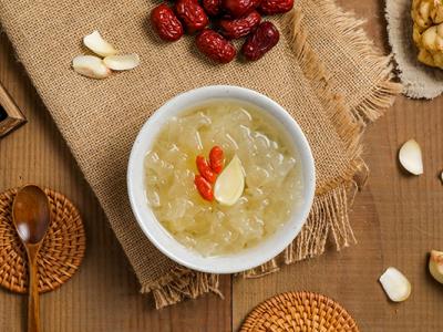 銀耳蓮子紅棗湯的功效與作用（冰糖雪梨銀耳湯的功效）