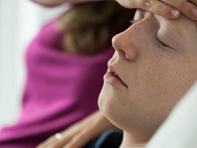 感冒發(fā)燒怎么辦才能有效緩解？中醫(yī)穴位按摩巧退感冒發(fā)燒